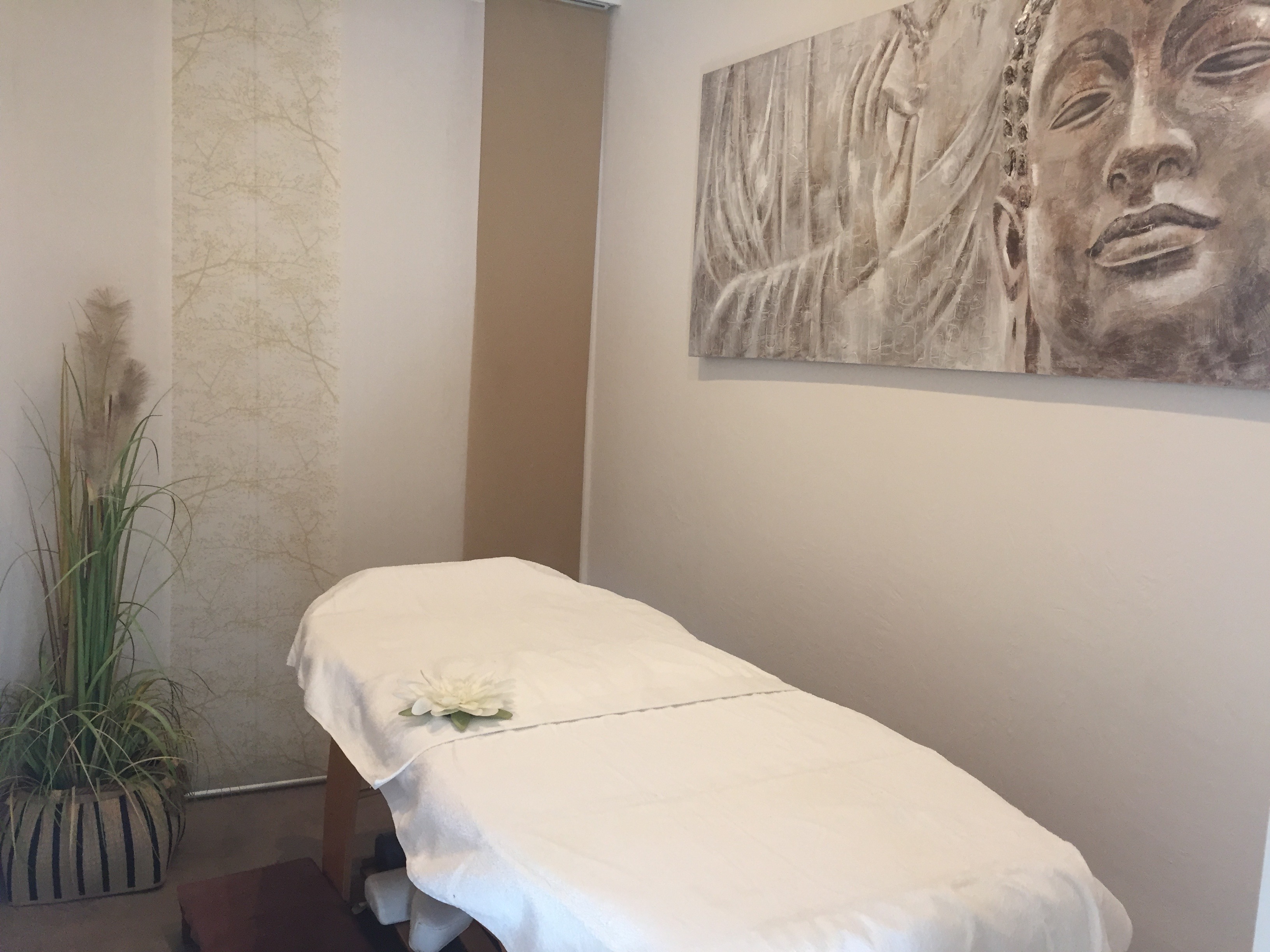 Cabine de soin du Centre Idelia, table de massage et ambiance apaisée